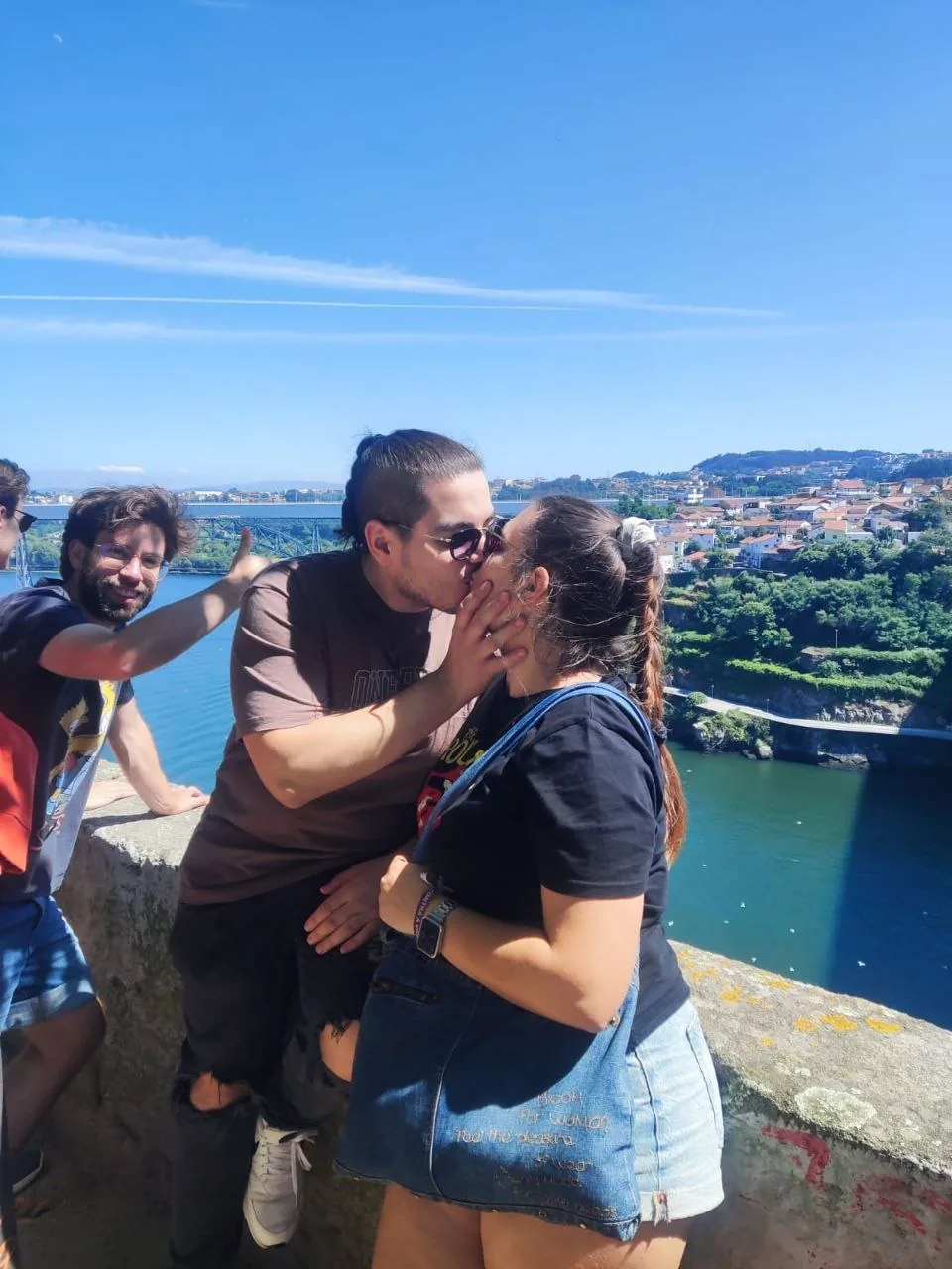 Nerea y Adrián en un mirador de Portugal
