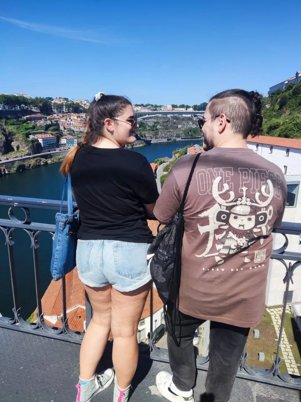 Nerea y Adrián en un puente de Portugal